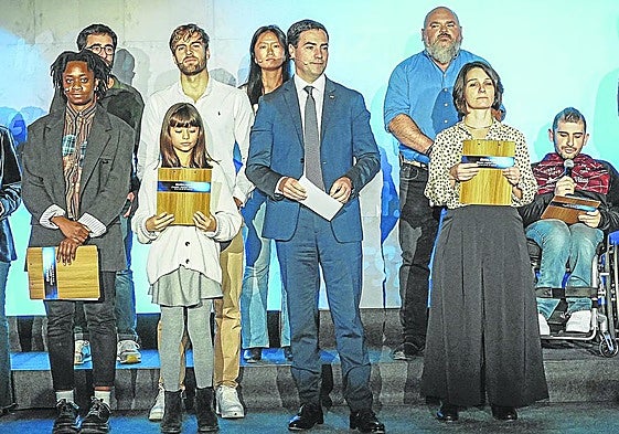 El lehendakari, Imanol Pradales, junto a algunos representantes de la sociedad vasca, durante el acto celebrado ayer en el espacio Elkargunea del palacio de Ajuria Enea.