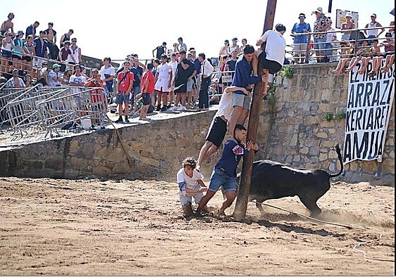 Una cuadrilla participa en un festejo taurino en el Puerto Viejo.