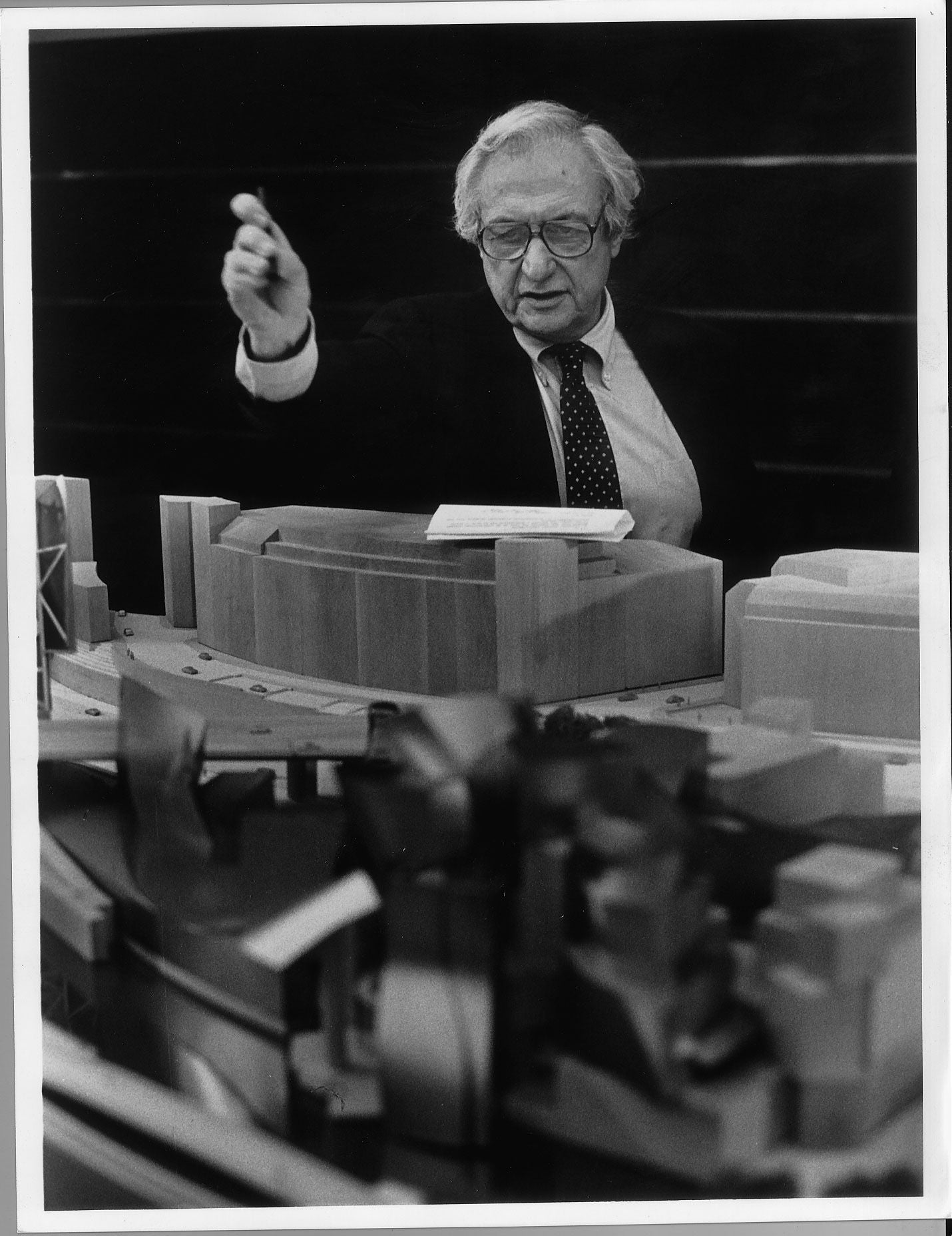 Gehry da explicaciones sobre la maqueta del Guggenheim (1993)