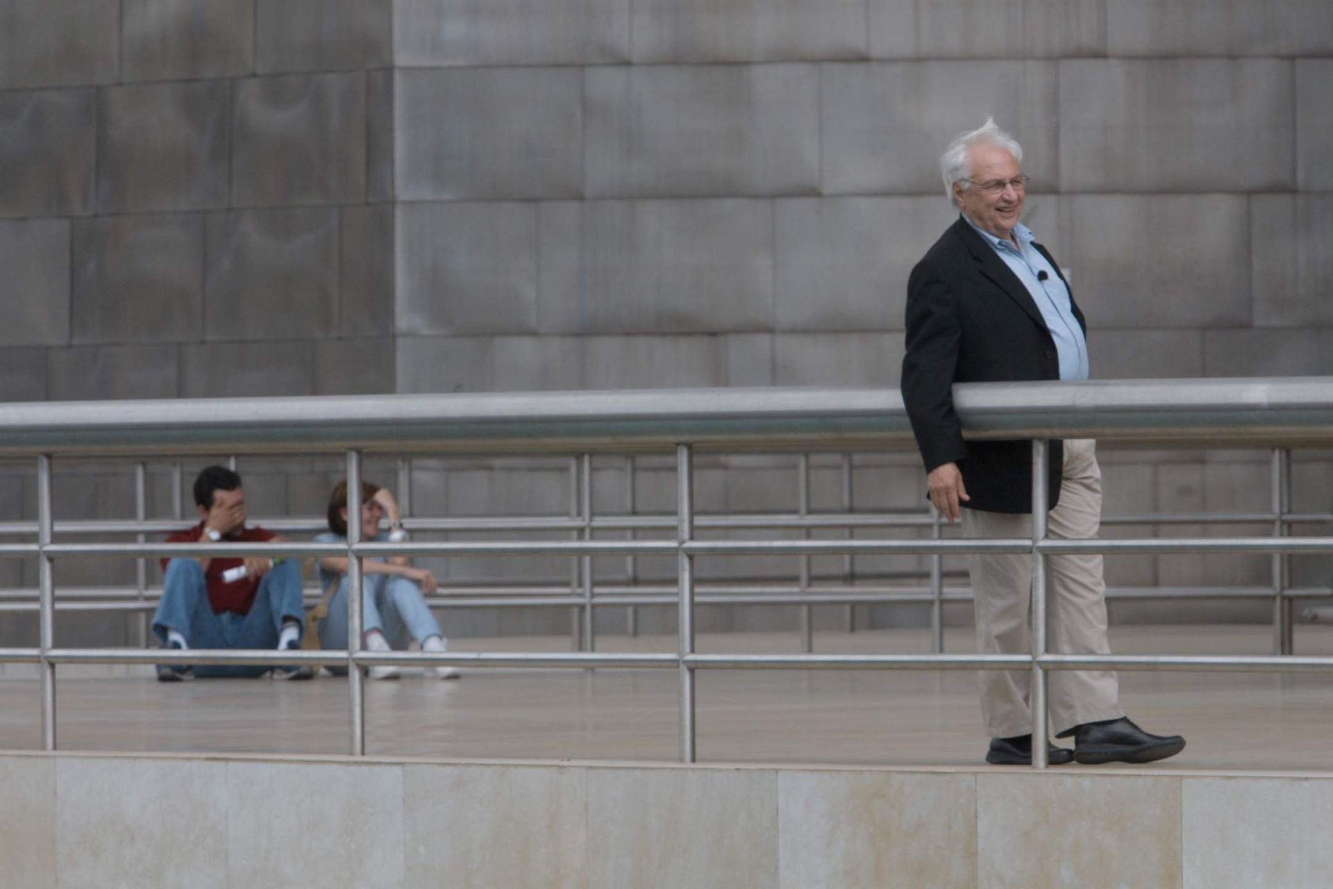 Frank Gehry durante el un rodaje de un pelicula humana sobre el arquitecto (2001)