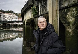 En los márgenes de la Ría eclosionó la escena musical de los 80 que Moso retrata en 'Flores en la basura'.