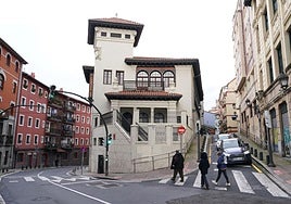 Vista de las viejas escuelas de Ollerías.
