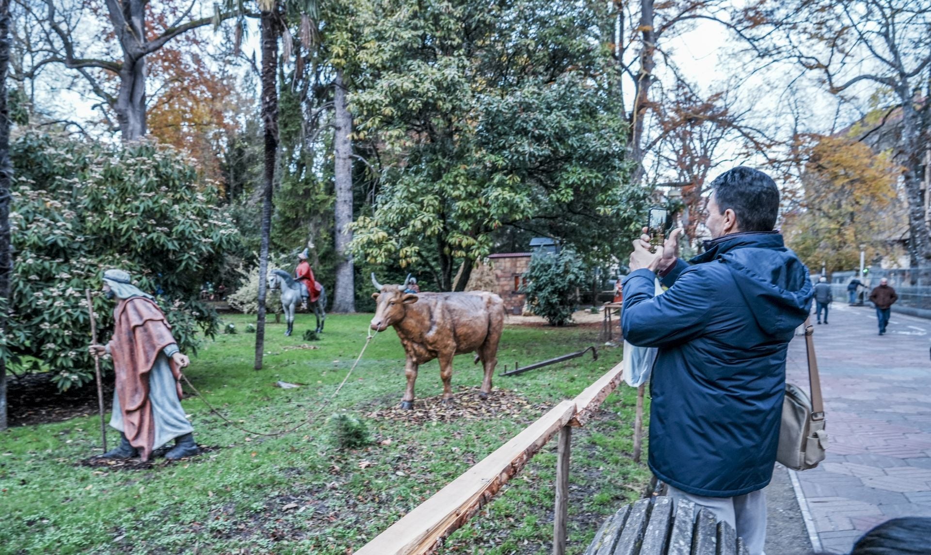 La inauguración del Belén de La Florida, la casa de Olentzero y Mari Domingui y el Mercado de Navidad de Vitoria, en imágenes