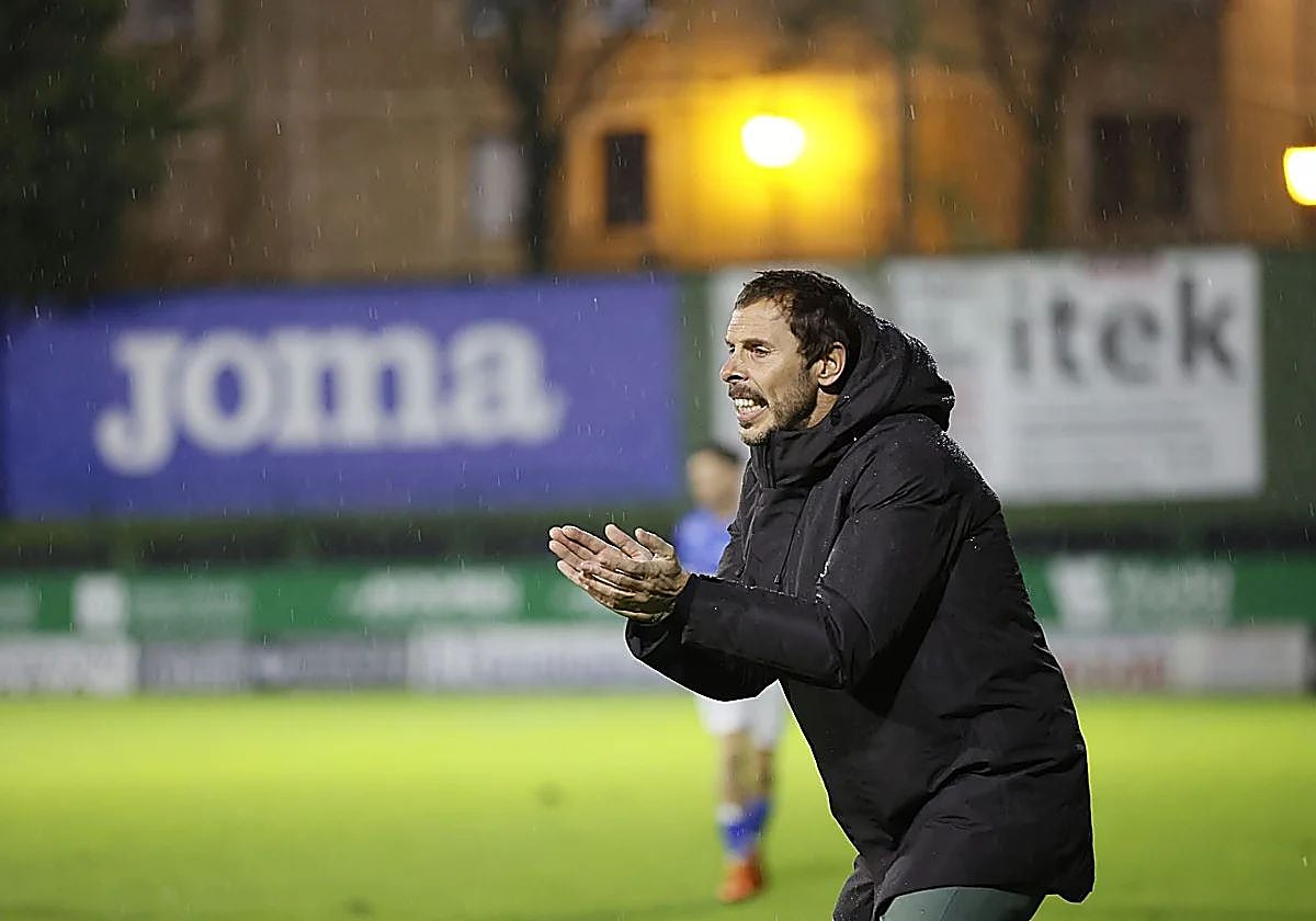 Aitor Calle da instrucciones a sus jugadores desde el banquillo de Las Llanas.
