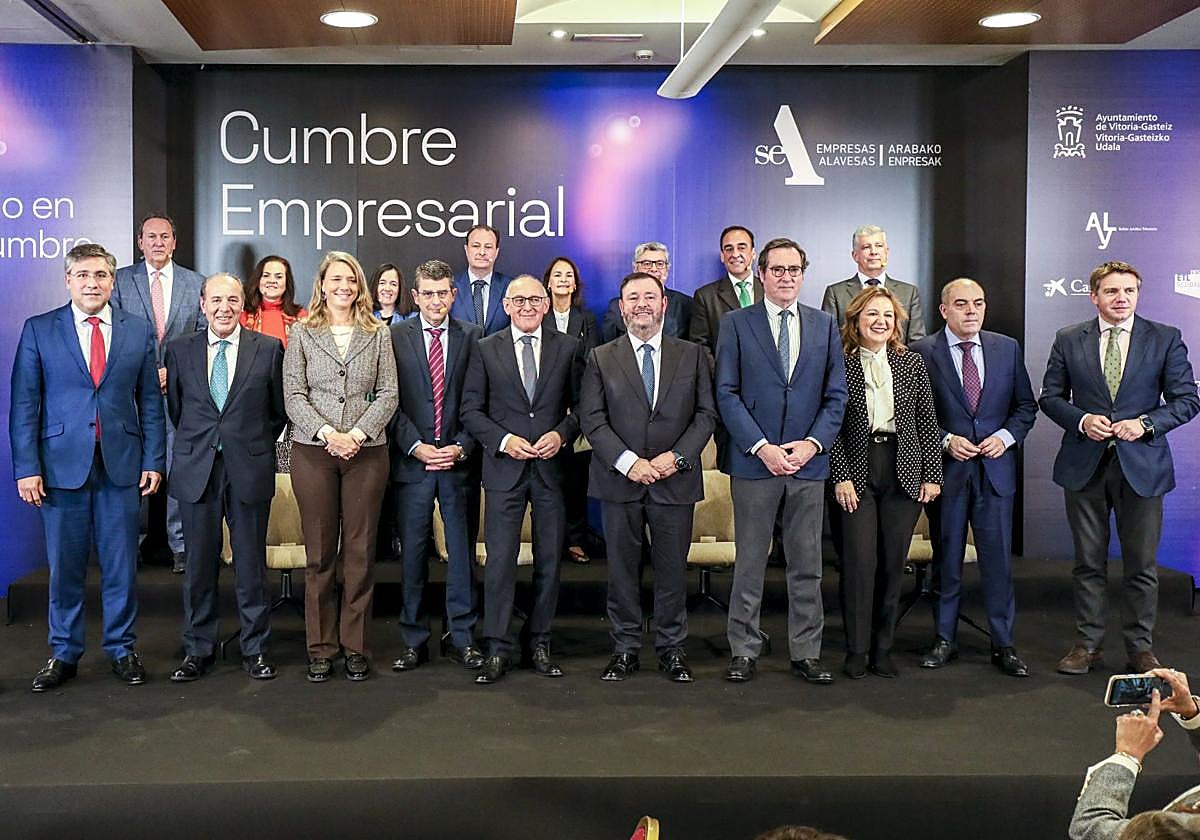 Foto de familia de la cumbre empresarial organizada por SEA Empresas Alavesas.