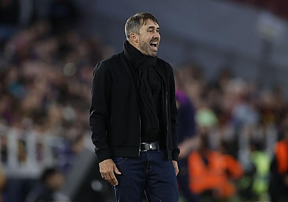 Coudet, durante el partido del Alavés en el Camp Nou.