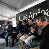 El espacio se ha inaugurado este viernes con una cata comentada junto a bodegueros y el enólogo José Ignacio Junguitu.