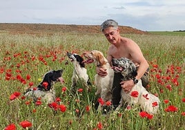 Mikel Torné posa junto a sus perros, de la raza setter inglés.