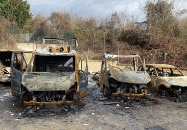 Estado actual de los vehículos atacados por un desconocido el pasado 17 de noviembre.