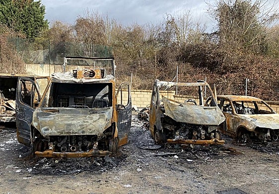 Estado actual de los vehículos atacados por un desconocido el pasado 17 de noviembre.