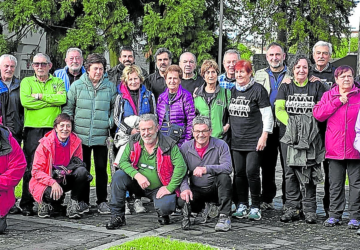 El grupo mantiene abiertas las puertas de su sede cada lunes para ayudar a los vecinos a identificar los ejemplares que recogen.