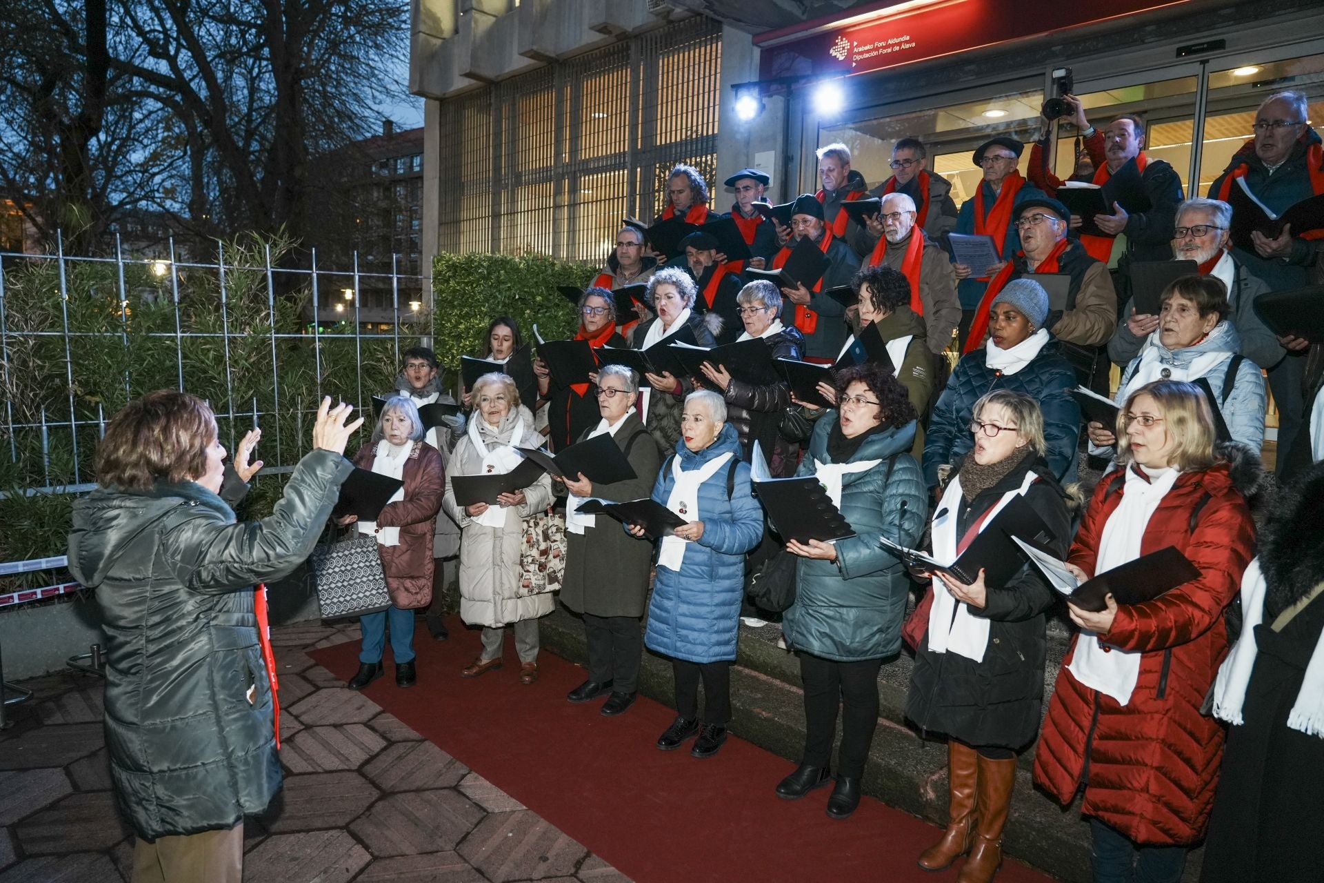 La inauguración del Belén de La Florida, la casa de Olentzero y Mari Domingui y el Mercado de Navidad de Vitoria, en imágenes