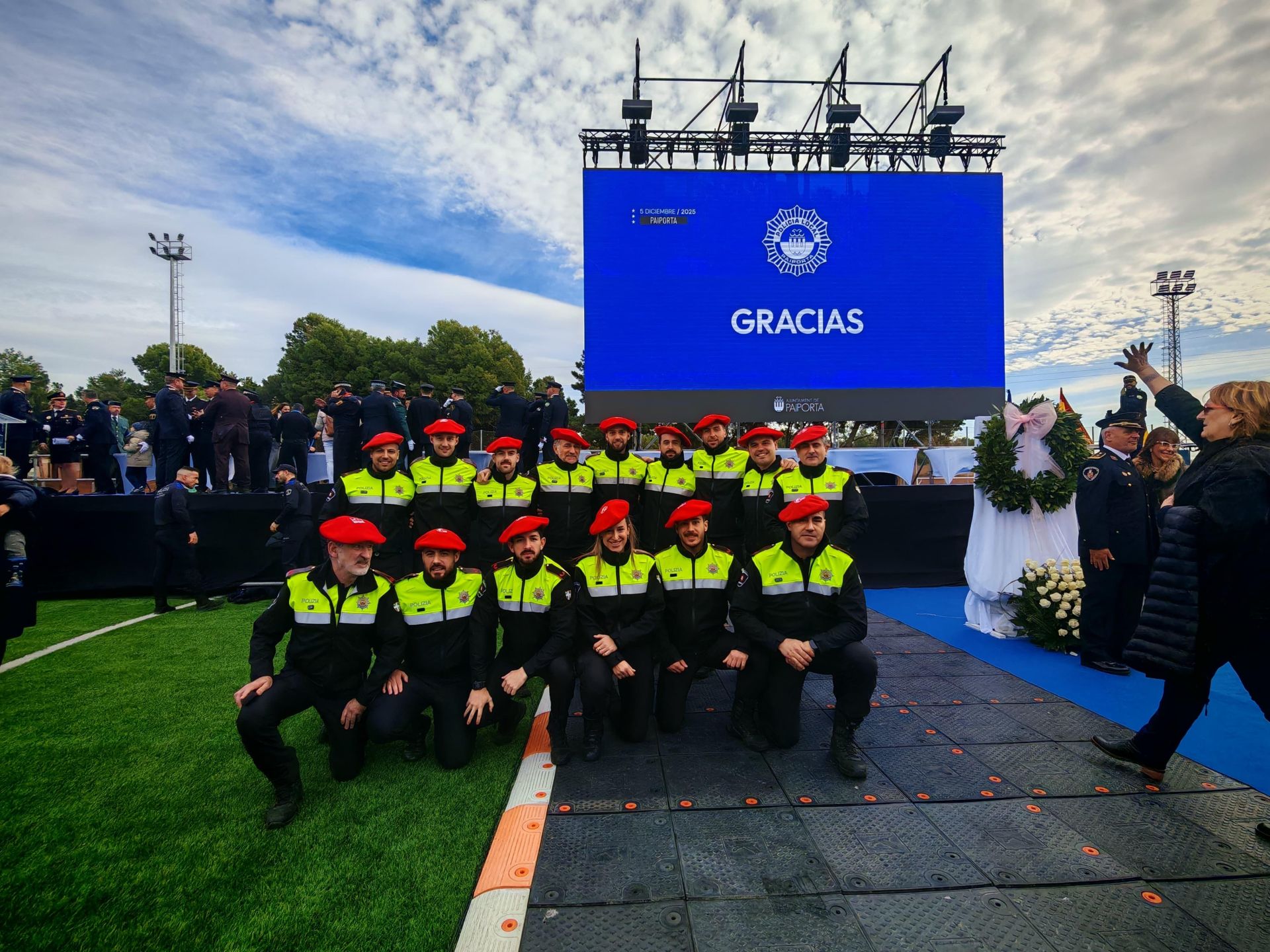Los quince agentes de la Policía Municipal de Bilbao condecorados este viernes en Paiporta.