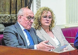 El diputado general, Ramiro González (PNV), charla con la 'número dos' de su gobierno, Cristina González (PSE), durante un pleno.