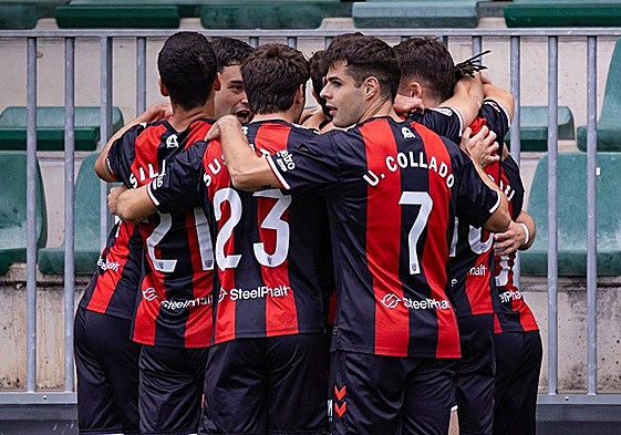 Jugadores del Arenas festejan un gol en Gobela.