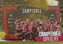 Los jugadores del Athletic reciben la Copa tras la final de La Cartuja ante el Mallorca en 2024.