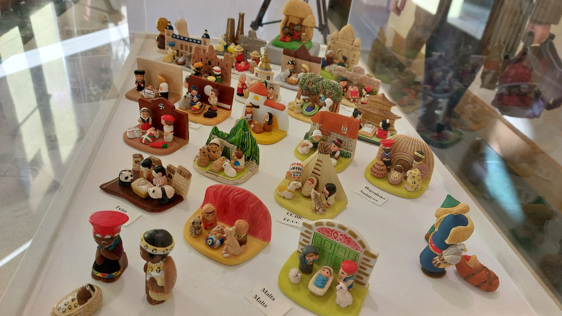 Cientos de belenes en miniatura