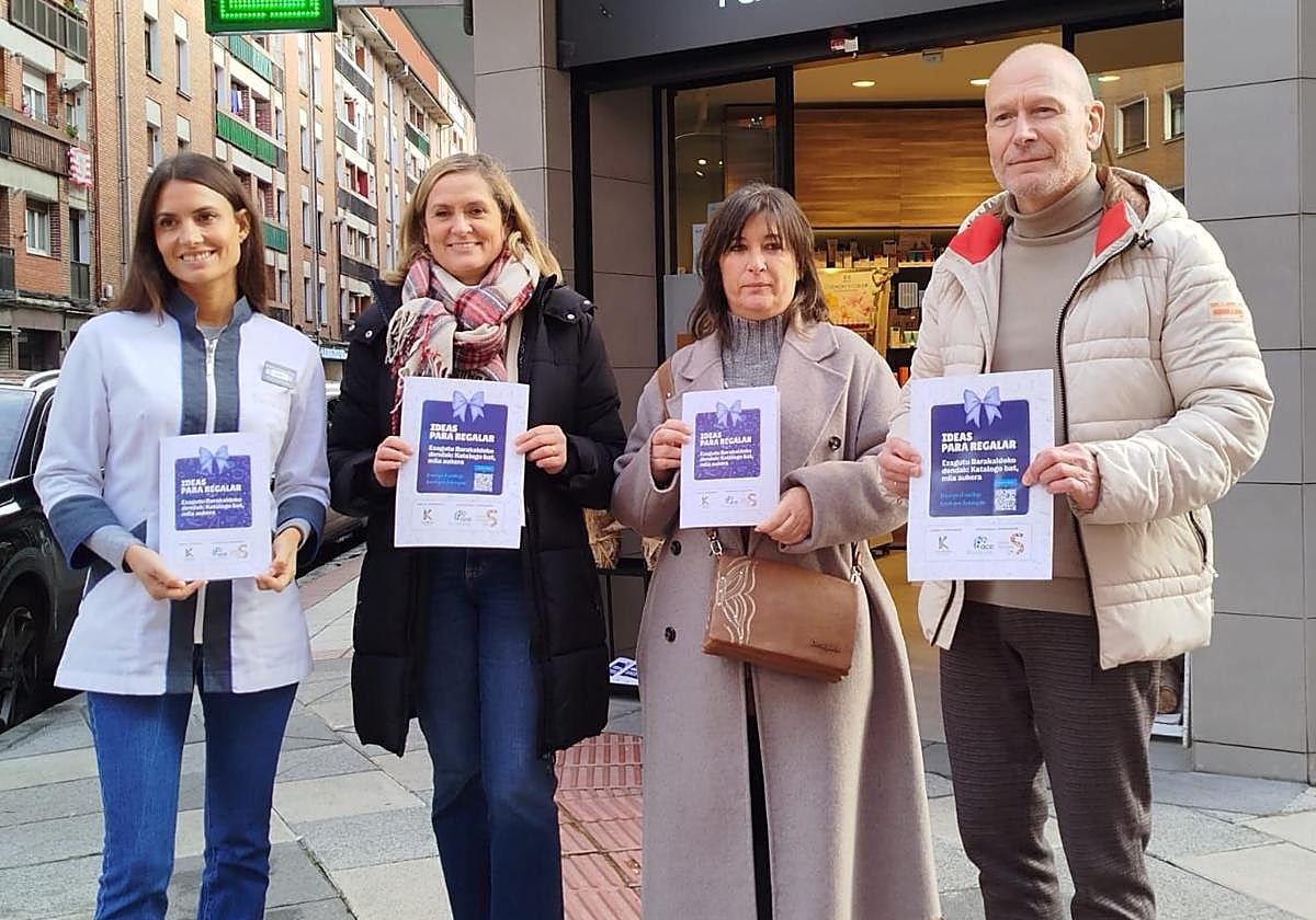 Laura Soto, comerciante; la alcaldesa, Amaia del Campo; Ana Medina, de Sanbi Dendak, e Ibon Ayastuy, de ACE.