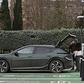 Un coche eléctrico en una electrolinera de Vitoria.