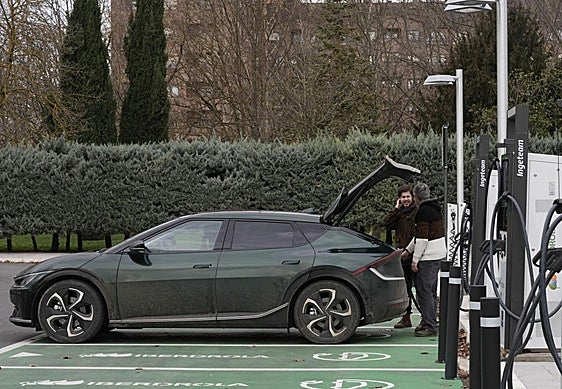 Un coche eléctrico en una electrolinera de Vitoria.
