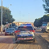 Un coche de la Policía Municipal de Bilbao en Paiporta tras la dana.