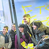 Iñigo de ETS en las jornadas de estudiantes ayer en la Azoka.