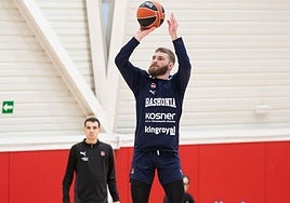 Gytis Radzevicius conoció ayer a sus nuevos compañeros y debutará esta noche como azulgrana.