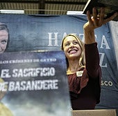 La escritora Haizea López, firmando su libro en el stand de la Azoka.