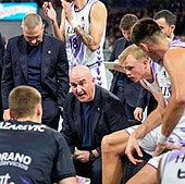 Ponsarnau da instrucciones a sus jugadores durante un tiempo muerto.