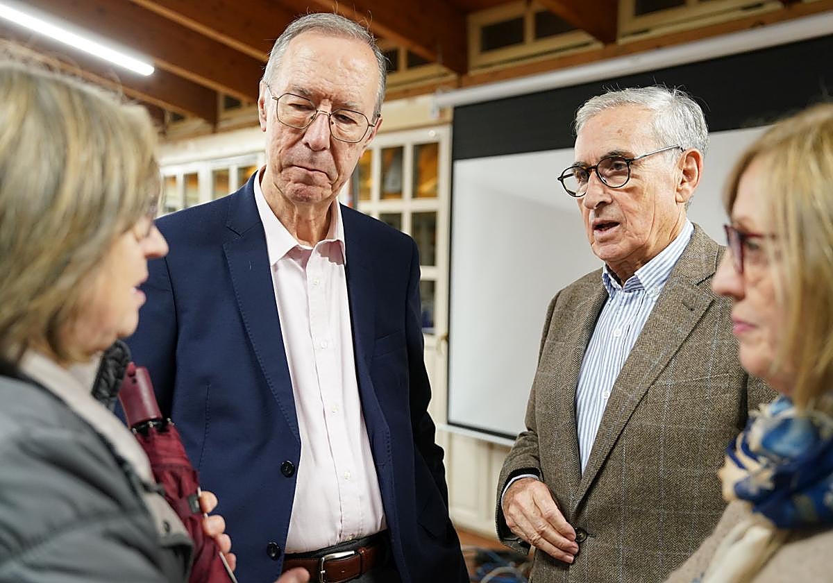 Basaguren y Jáuregui, momentos antes de iniciar el coloquio.