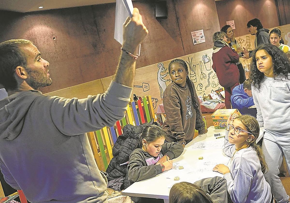 El ilustrador Eñaut Aiartzaguena da algunas indicaciones a alumnos de Zabalarra Eskola de Durango.