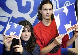 Los hermanos Mattin y Malentxo Zeberio en su propio standen la Azoka de Durango.