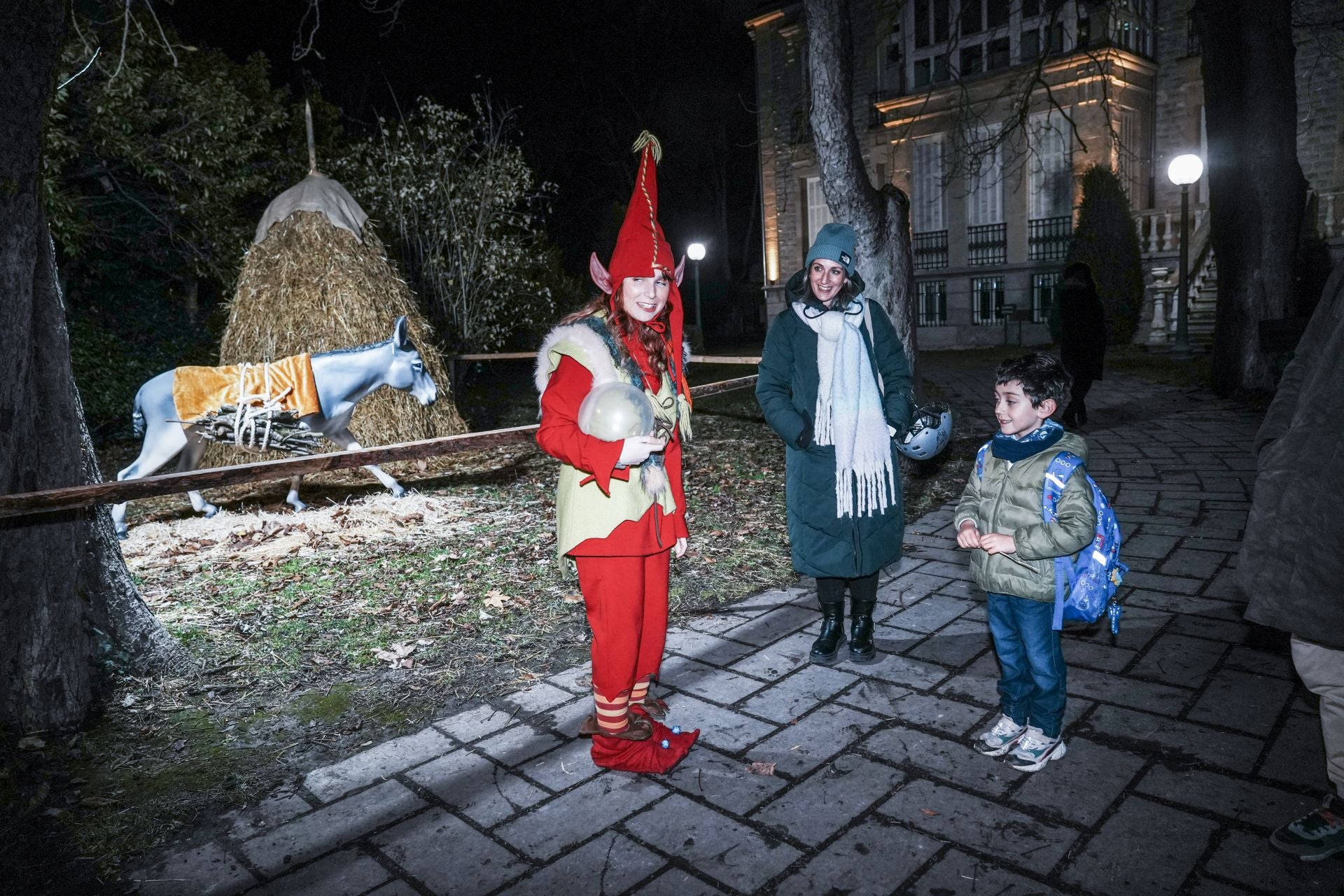 La inauguración del Belén de La Florida, la casa de Olentzero y Mari Domingui y el Mercado de Navidad de Vitoria, en imágenes