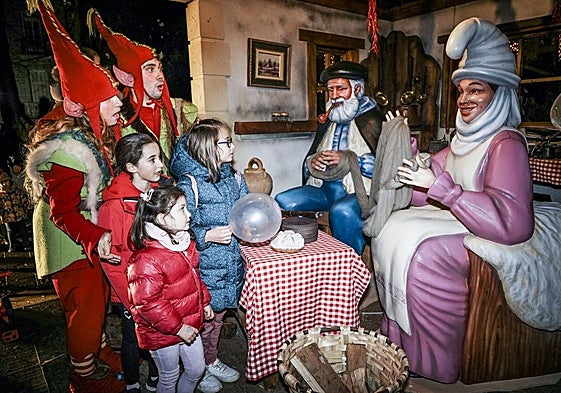 Olentzero y Mari Domingi. Los más pequeños se acercaron al palacio Zulueta de la Senda para pedir sus regalos de Navidad.