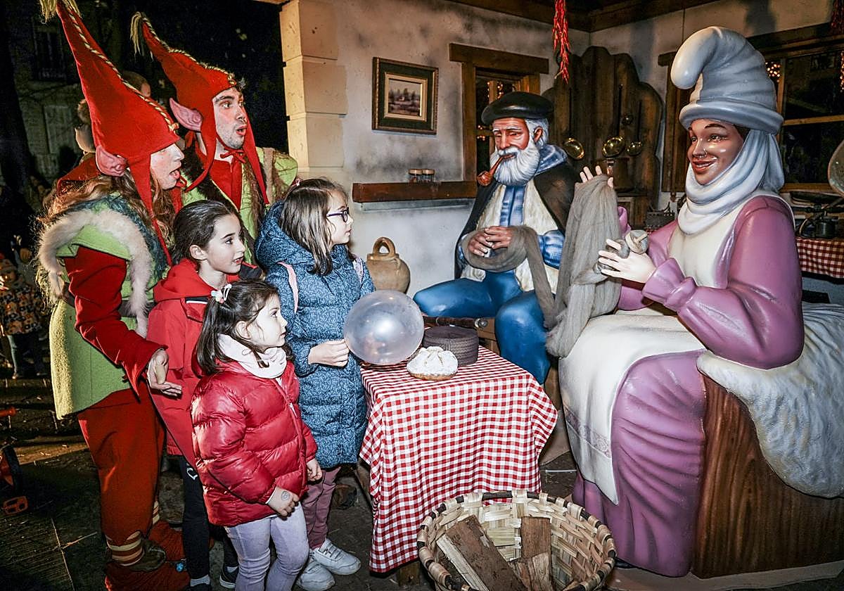 Olentzero y Mari Domingi. Los más pequeños se acercaron al palacio Zulueta de la Senda para pedir sus regalos de Navidad.
