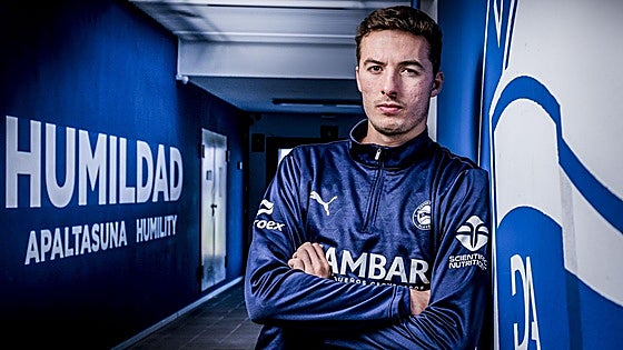 Jon Pacheco, en el túnel de vestuarios de las instalaciones de Ibaia tras un entrenamiento a las órdenes de Coudet.