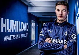 Jon Pacheco, en el túnel de vestuarios de las instalaciones de Ibaia tras un entrenamiento a las órdenes de Coudet.