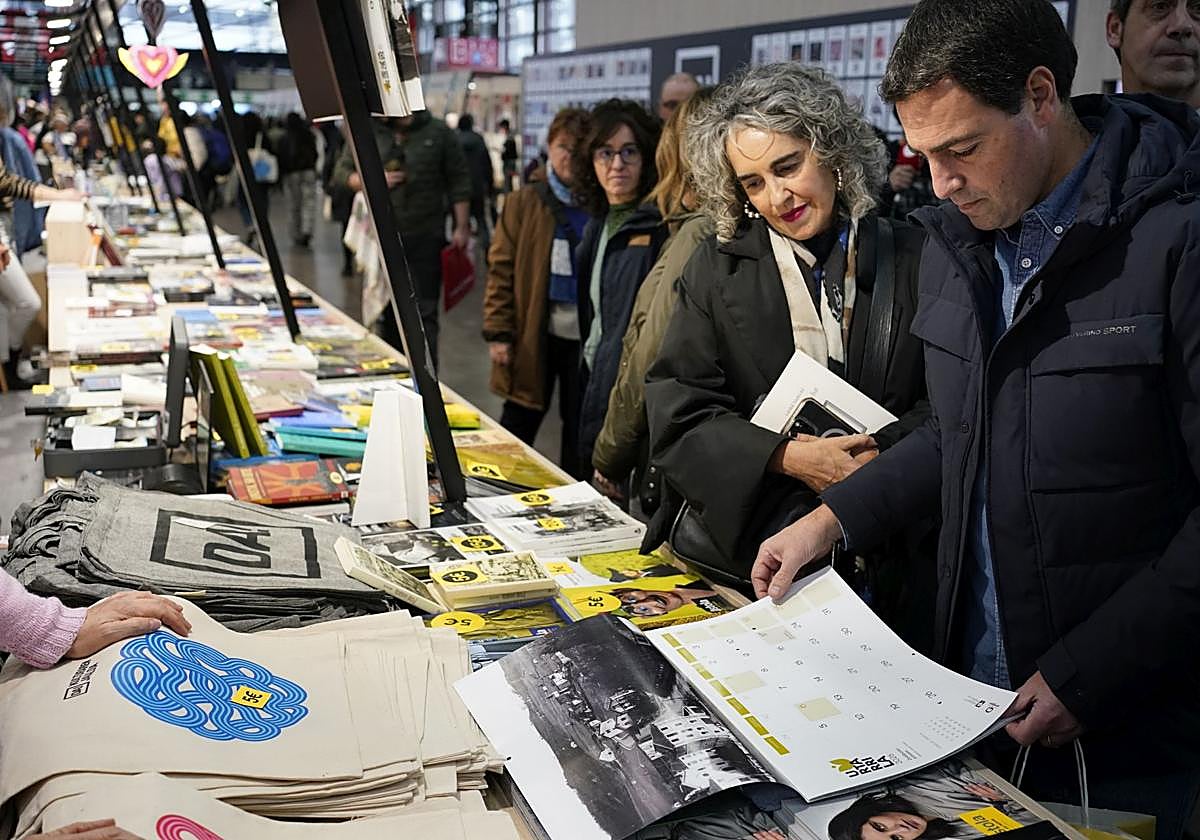 Pradales visitó la Azoka con Ibone Bengoetxea.