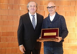 Juanjo Mena junto a Pablo Ortiz de Zárate, al frente de la delegación del Colegio de Arquitectos Vasco Navarro en Álava.