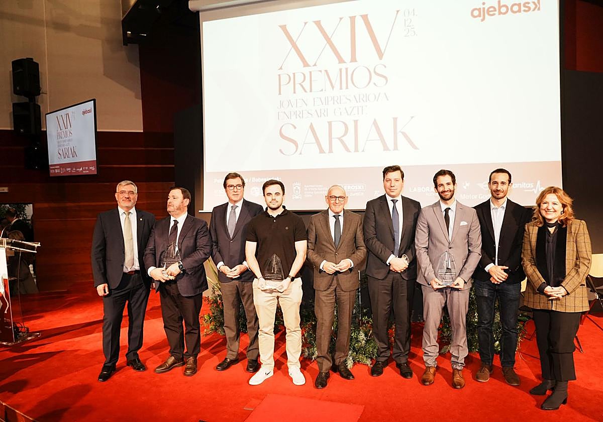 Autoridades y miembros de la CEOE, Confebask y Ajebask posan con los premiados Juan Antonio Sánchez Cochero (segundo por la izquierda), Jon Eñaut Etxeguren (cuarto) y Víctor Mayoral (tercero por la derecha).
