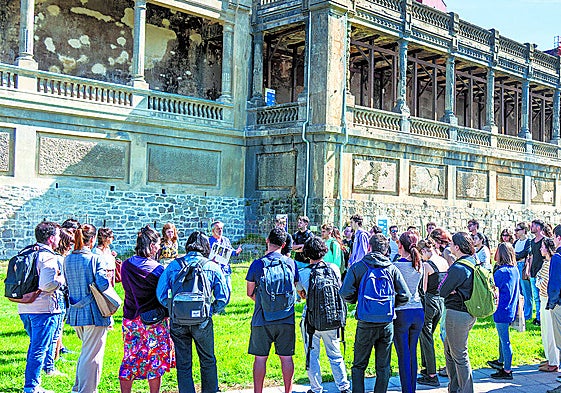 Un grupo de visitantes recorre las galerías de Punta Begoña, descubriendo in situ los avances de la rehabilitación.