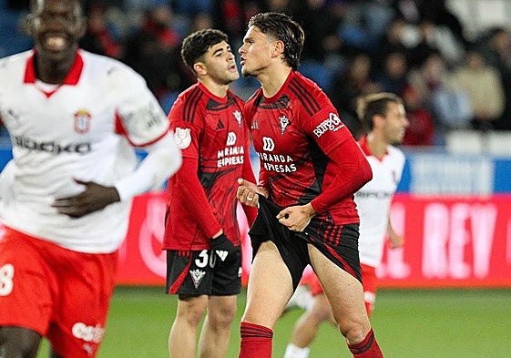 Martín Pascual y El Jebari se lamentan durante el último choque ante el Sporting.