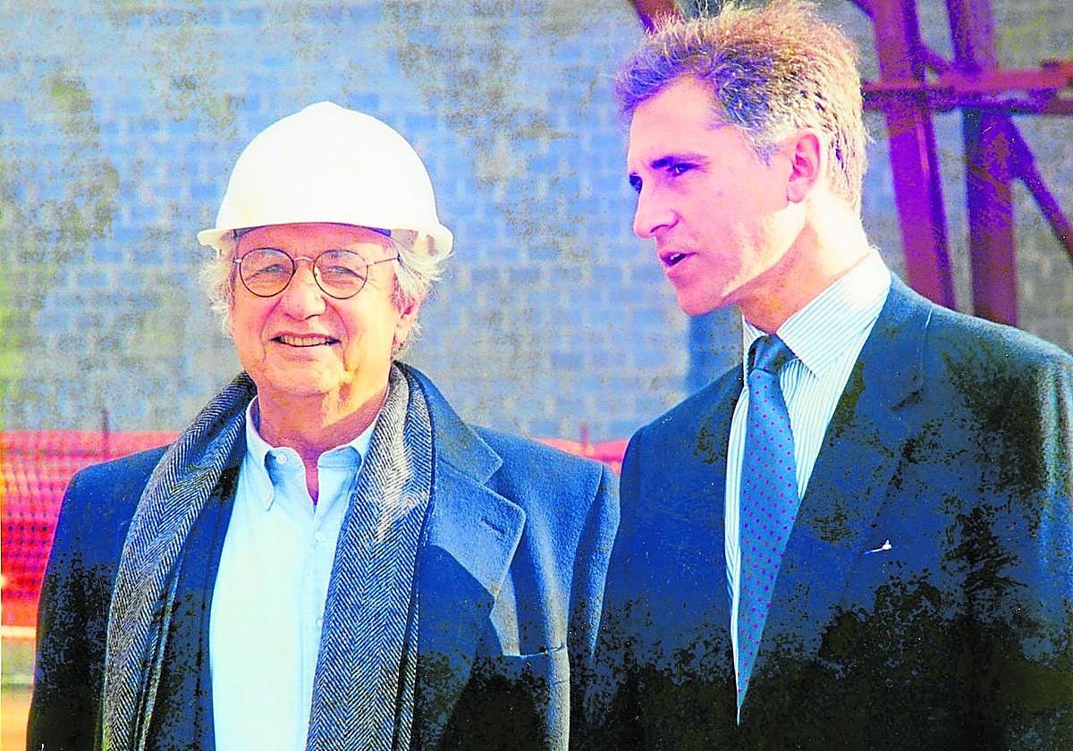 El arquitecto y Juan Ignacio Vidarte en una visita a las obras del museo en los noventa.