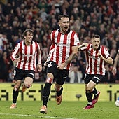 Izeta y Unai Gómez corren a celebrar con Berenguer el gol de la victoria.