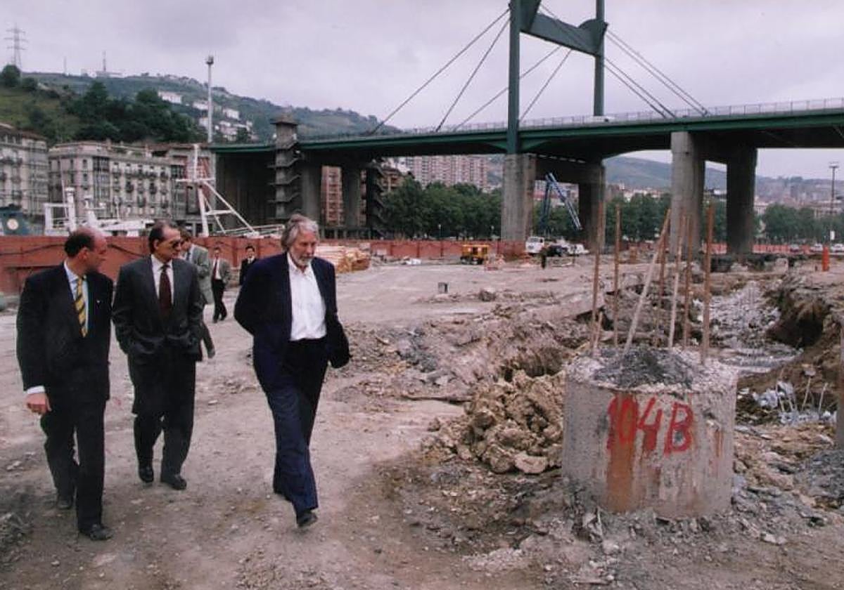 El equipo de Frank Gehry, Vano Haritunians y Randy Jefferson, visitando las obras del Museo Guggenheim. También se ve Carlos Iturriaga y Juan Ignacio Vidarte (muy al fondo) miembros de la fundación Guggenheim.