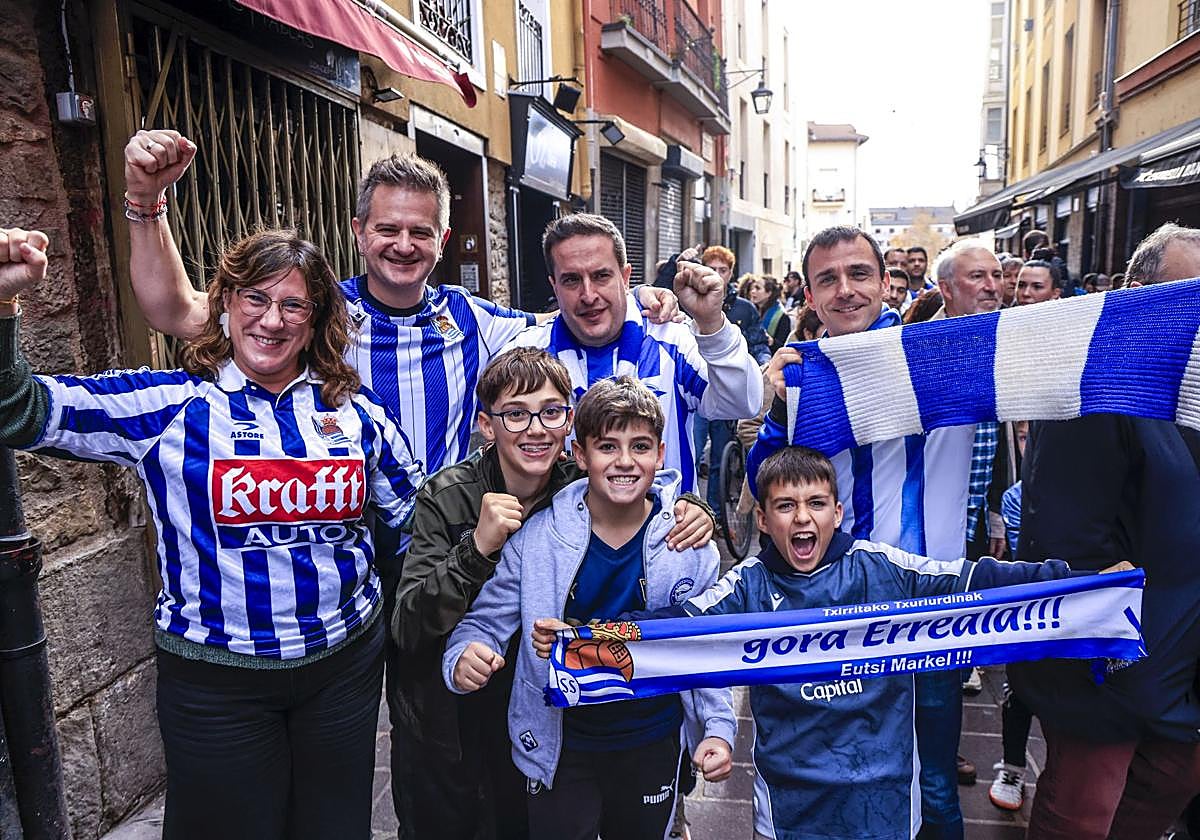 Las aficiones del Alavés y de la Real Sociedad inundan las calles de Vitoria