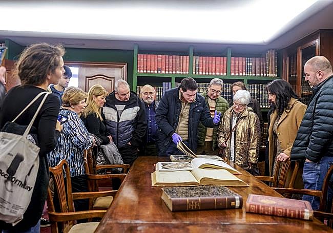 Un momento de la visita al Gabinete de Lectura.