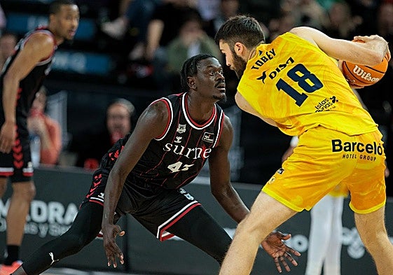 Sylla defiende a Tobey, un duelo que volverá a reproducirse este domingo en Miribilla.