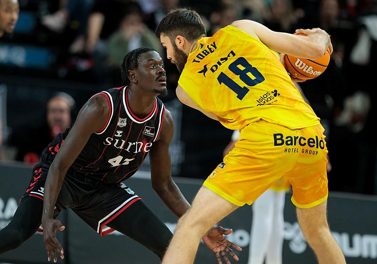 Sylla defiende a Tobey, un duelo que volverá a reproducirse este domingo en Miribilla.