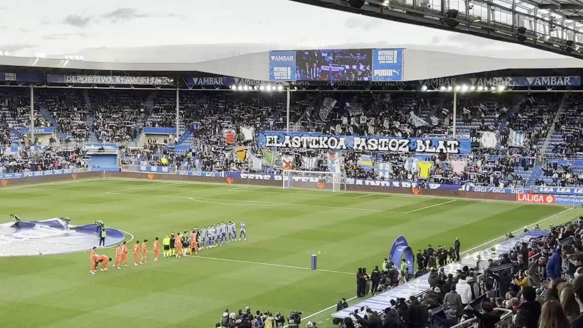 Salida al campo de los jugadores del Alavés y la Real Sociedad en Mendizorroza